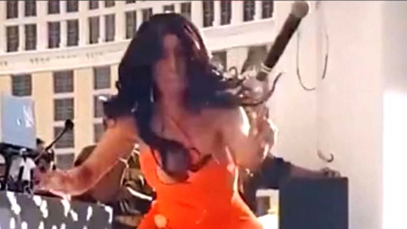 Cardi B lanza el micrófono a mujer 