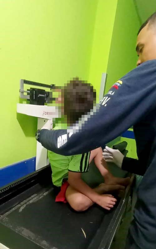 Detienen a mujer que amarraba a su hijo 