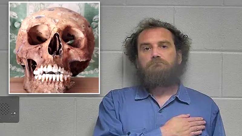 Cuando los agentes del FBI llegaron al apartamento de James Nott en Kentucky (EEUU) con una orden de allanamiento el martes, preguntaron si había alguien más en casa.