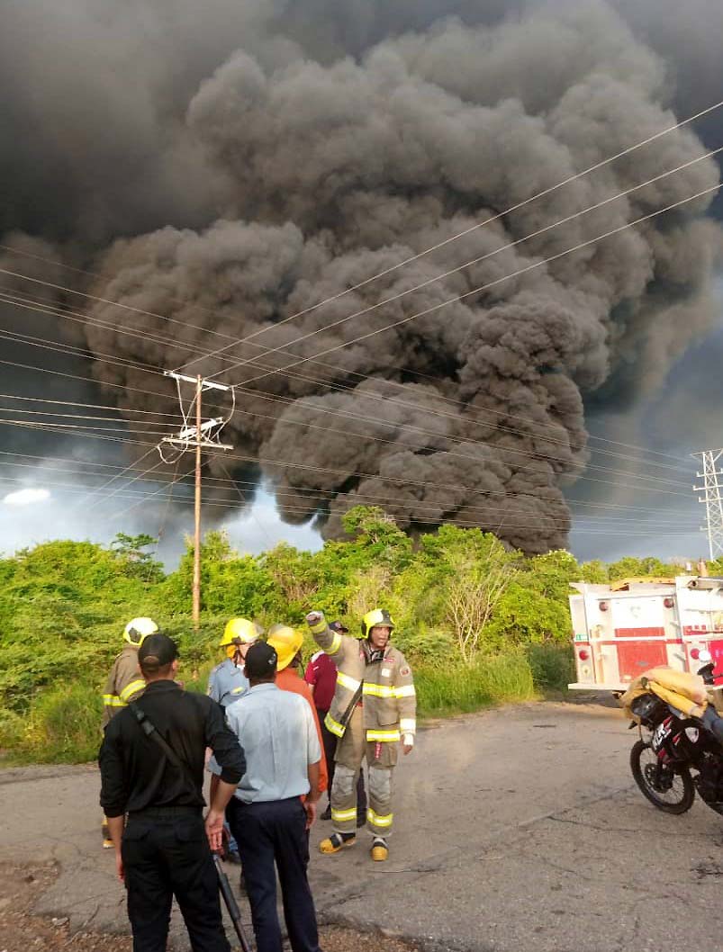 Incendio de maleza con residuos petrolíferos