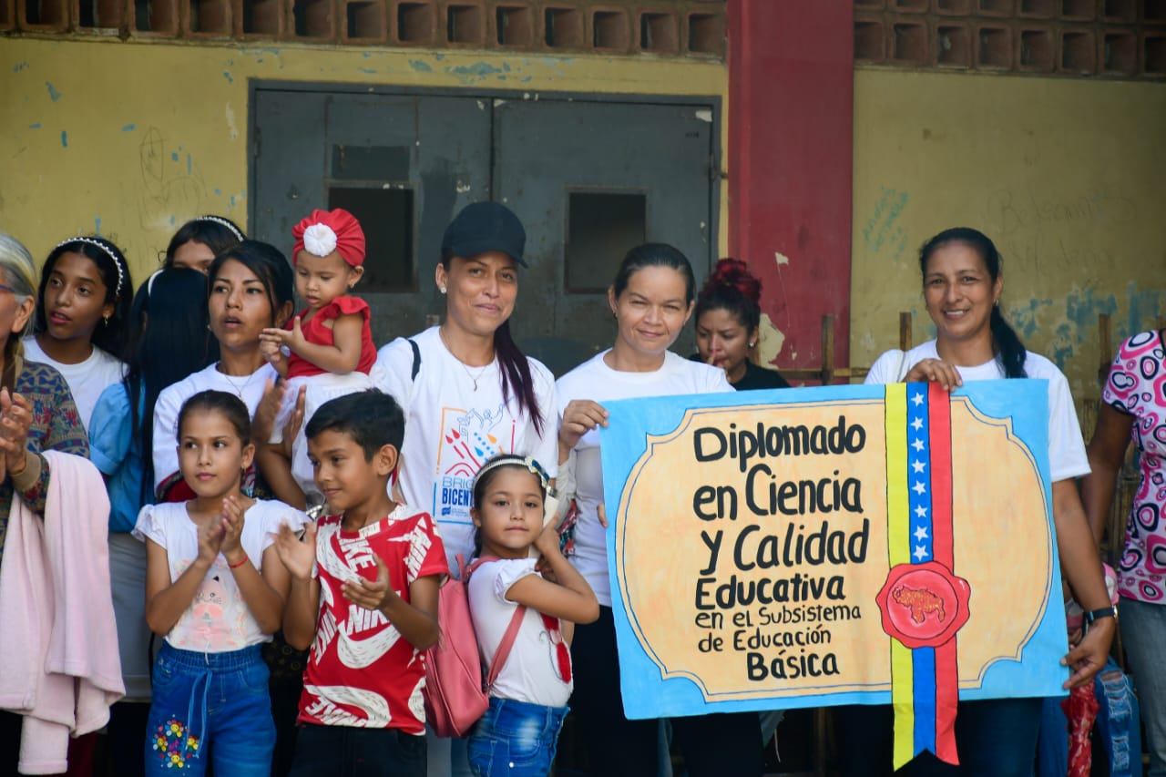 Las Bricomiles continúan mejorando escuelas del país