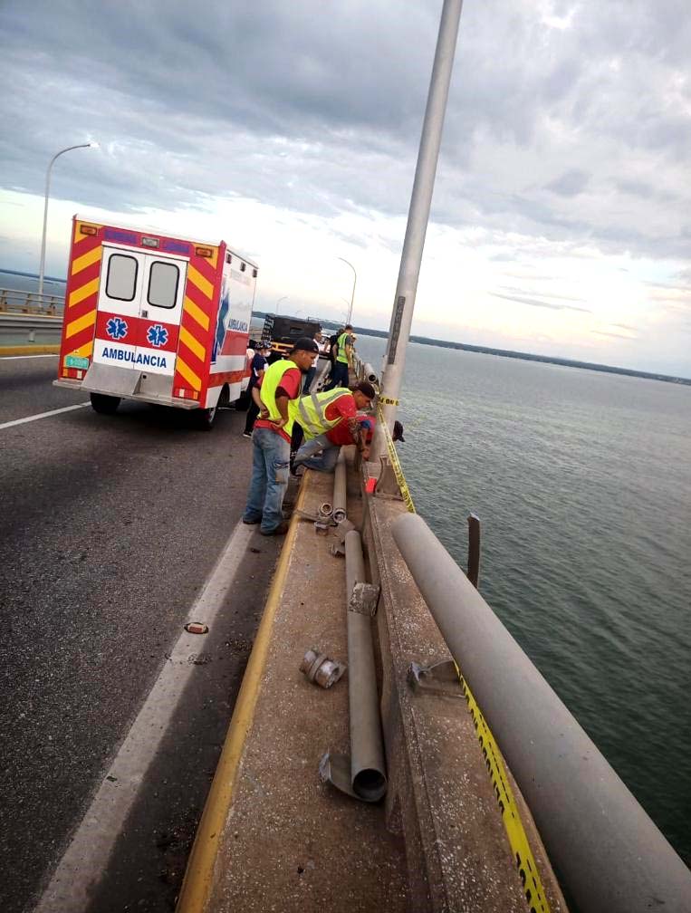 Cae vehículo desde el puente sobre el Lago de Maracaibo