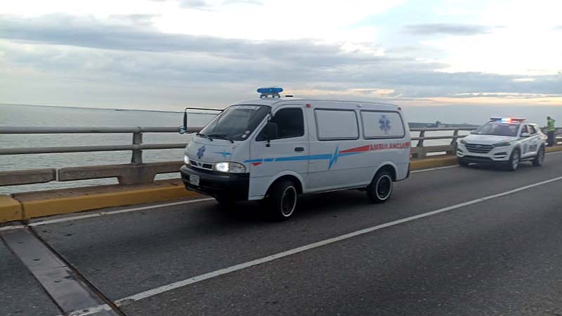 2 personas aún sin identificar, eran las que se trasladaban en el vehículo marca Caprice que cayó aproximadamente a las 6:35 de la tarde de este jueves 27 de Julio, al puente sobre el lago.