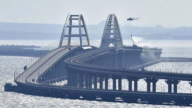 Puente de Crimea sufre otro ataque con dos muertos Rusia acusa a Kiev