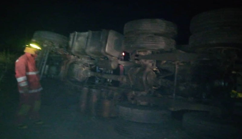 Una gandola cargada de gasoil se volcó la madrugada de este domingo en la carretera San Pedro-Lagunillas de la Costa Oriental del Lago.  
