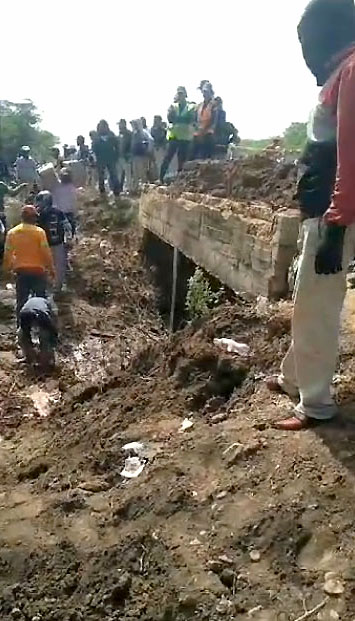 Usuarios se las ingenian para cruzar la Troncal del Caribe