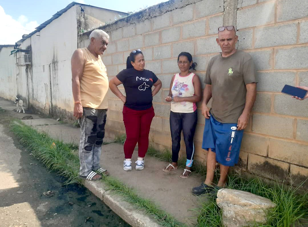 Aguas negras en la calle Las Flores
