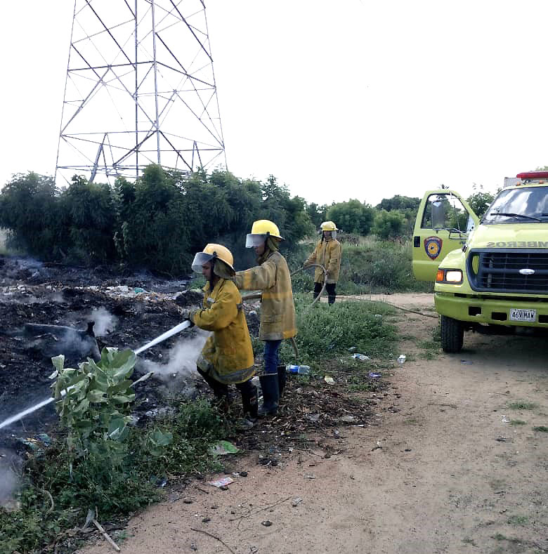 Bomberos  incendio en Punta de Palmas