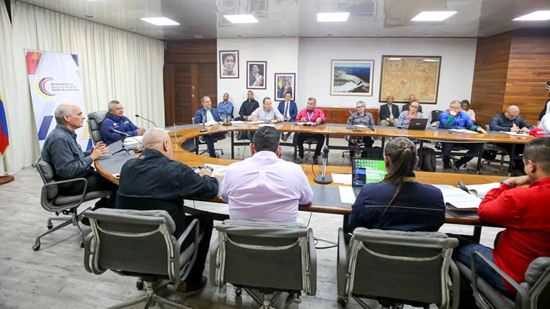 El vicepresidente Sectorial de Obras Públicas y Servicios, G/J Néstor Reverol, lideró la tarde de este martes una reunión extraordinaria de trabajo con los Ministros y los presidentes de entes que integran esta Vicepresidencia Sectorial.