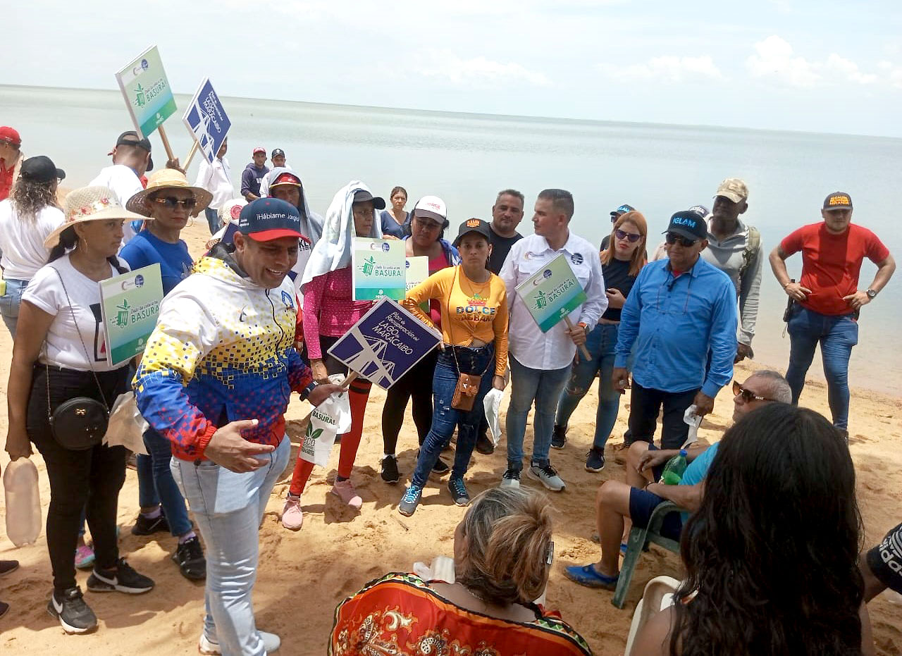En Miranda Continúa Limpieza a orillas del Lago de Maracaibo