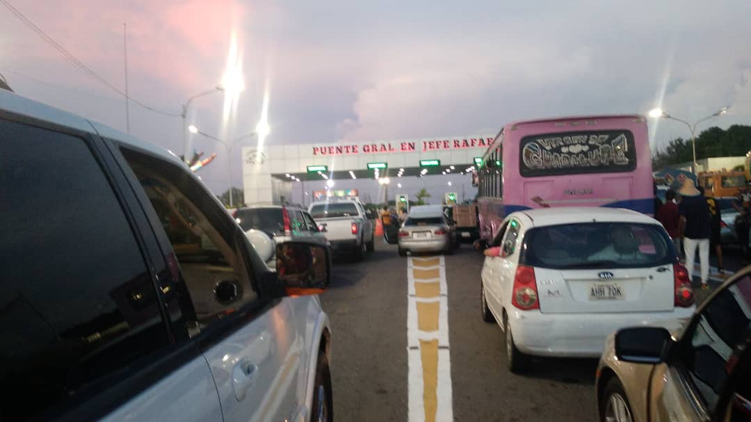 Un hombre de aproximadamente 40 y 50 años, falleció en un accidente vial en el Puente de Maracaibo.