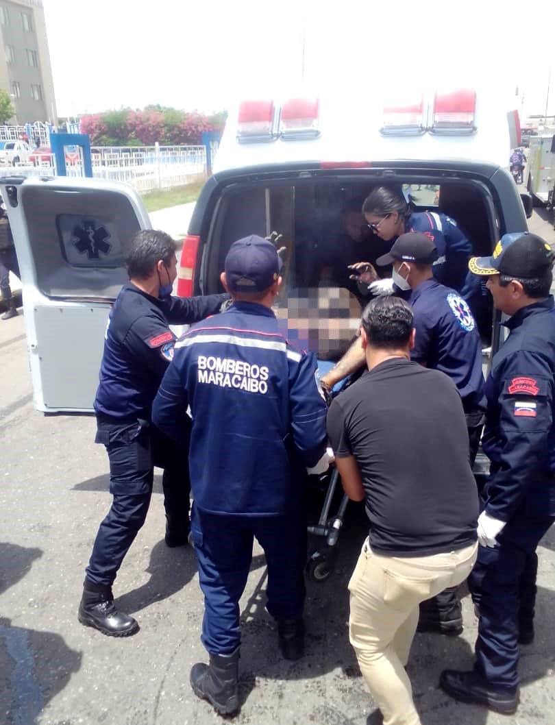  Murió quemado hombre alcanzado por aceite de dieléctrico tras explosión de transformador Un hombre falleció por fuertes quemaduras en su cuerpo tras ser alcanzado por la explosión de un transformador estacionario ubicado en el Centro Comercial La Chinita de Maracaibo. El lamentable hecho ocurrió en el casco central específicamente en la calle 95 de la capital marabina en horas del mediodía de este viernes 15 de septiembre de 2023. El comandante del Cuerpo de Bomberos de Maracaibo, Engherbert Atencio, precisó que el hombre, identificado como Jonathan Fuenmayor García, iba transitando por la referida zona cuando le cayó aceite dieléctrico en todo su cuerpo luego de la explosión del transformador. Fuenmayor García fue atendido por el Cuerpo de Bomberos de la entidad y cuando llegaba al Hospital Universitario de Maracaibo falleció presentando quemaduras en el 100 por ciento de su cuerpo. Raúl Arroyo Valera Foto: Cortesía EL REGIONAL DEL ZULIA 