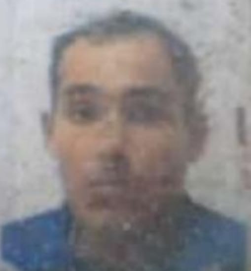  Murió quemado hombre alcanzado por aceite de dieléctrico tras explosión de transformador Un hombre falleció por fuertes quemaduras en su cuerpo tras ser alcanzado por la explosión de un transformador estacionario ubicado en el Centro Comercial La Chinita de Maracaibo. El lamentable hecho ocurrió en el casco central específicamente en la calle 95 de la capital marabina en horas del mediodía de este viernes 15 de septiembre de 2023. El comandante del Cuerpo de Bomberos de Maracaibo, Engherbert Atencio, precisó que el hombre, identificado como Jonathan Fuenmayor García, iba transitando por la referida zona cuando le cayó aceite dieléctrico en todo su cuerpo luego de la explosión del transformador. Fuenmayor García fue atendido por el Cuerpo de Bomberos de la entidad y cuando llegaba al Hospital Universitario de Maracaibo falleció presentando quemaduras en el 100 por ciento de su cuerpo. Raúl Arroyo Valera Foto: Cortesía EL REGIONAL DEL ZULIA 