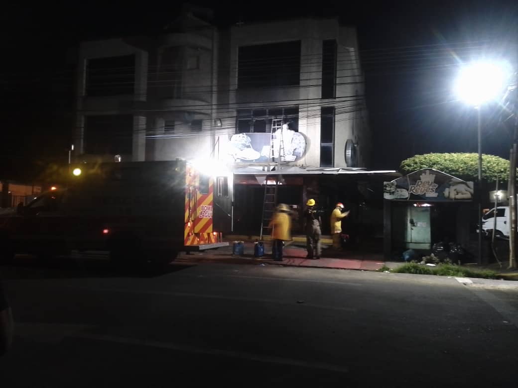 Un voraz incendio en Pastelitos Rey de Reyes de Ciudad Ojeda acabó con el área de la cocina del referido establecimiento de comida rápida.Todo comenzó a las 2:00 de la madrugada de este jueves 21 de septiembre de 2023 en el segundo piso del edificio Zenit local número dos, ubicado en la calle Campo Elías del municipio Lagunillas.Una llamada de emergencia alertó a los funcionarios del Cuerpo de Bomberos de Lagunillas, todos al mando del general Robin Matheus, primer comandante de estación bomberil."Al llegar al sitio se trataba de un incendio comercial y se procedió a la supresión del fuego para evitar que se extendiera a otras partes de local", resaltó Matheus.Dijo que rápidamente se logró controlar las llamas quedando el área asegurada.Sin embargo, el fuego alcanzó varias electrodomésticos como campana, nevera, cocina y un refrigerador.Los daños materiales tras el incendio en Pastelitos Rey de Reyes, según estimación del Cuerpo de Bomberos de Lagunillas sea de un 80 por ciento.Sobre las causas de este siniestro no están claras todavía, pero presuntamente se maneja como hipótesis que un cortocircuito pudo haber desencadenado el incendio en el segundo piso del edificio.Raúl Arroyo ValeraEl Regional del ZuliaForo: CBL