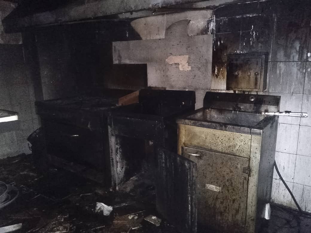 incendio en Pastelitos Rey de Reyes de Ciudad Ojeda acabó con el área de la cocina del referido establecimiento de comida rápida.Todo comenzó a las 2:00 de la madrugada de este jueves 21 de septiembre de 2023 en el segundo piso del edificio Zenit local número dos, ubicado en la calle Campo Elías del municipio Lagunillas.Una llamada de emergencia alertó a los funcionarios del Cuerpo de Bomberos de Lagunillas, todos al mando del general Robin Matheus, primer comandante de estación bomberil."Al llegar al sitio se trataba de un incendio comercial y se procedió a la supresión del fuego para evitar que se extendiera a otras partes de local", resaltó Matheus.Dijo que rápidamente se logró controlar las llamas quedando el área asegurada.Sin embargo, el fuego alcanzó varias electrodomésticos como campana, nevera, cocina y un refrigerador.Los daños materiales tras el incendio en Pastel