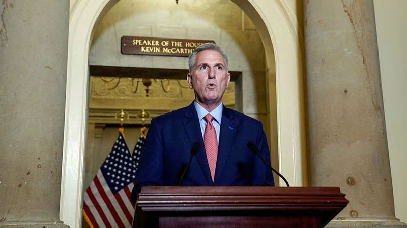 Kevin McCarthy respalda investigación de juicio político contra Biden
