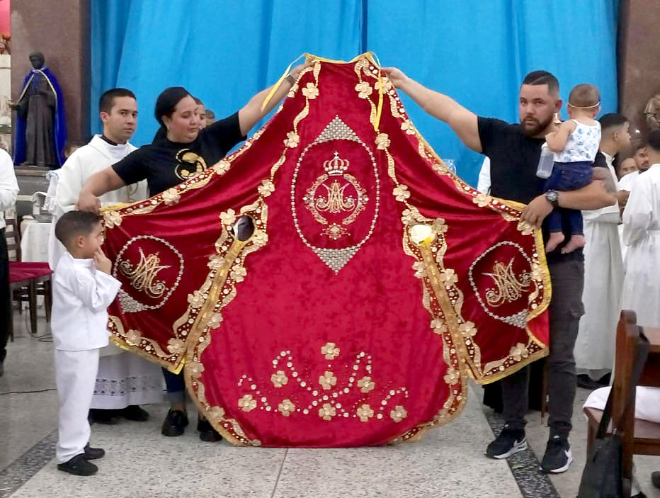 María Inciarte ofrendó manto rojo a la virgen del Rosario 