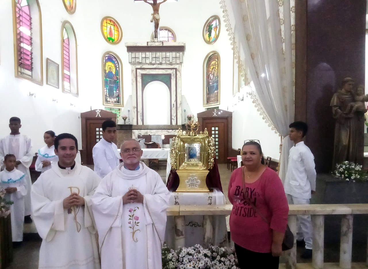 Reciben réplica de la virgen del Rosario