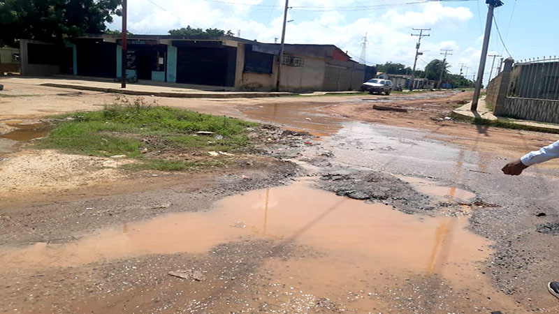 Aguas blancas y residuales en la avenida 34 con L