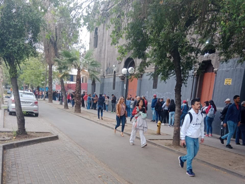 Masivamente votan en Chile