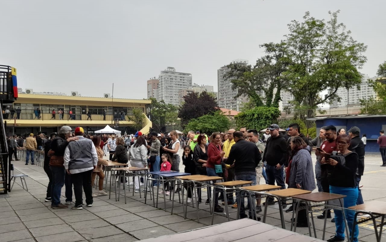 Masivamente votan en Chile
