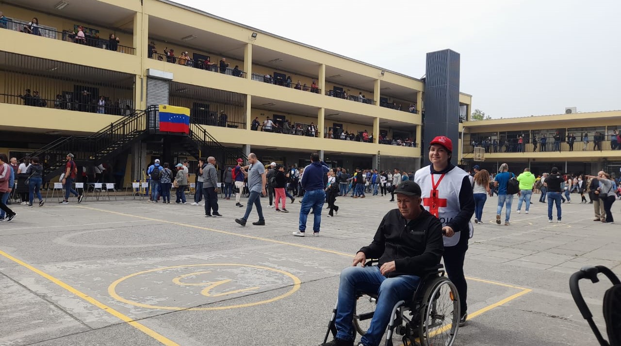 Masivamente votan en Chile