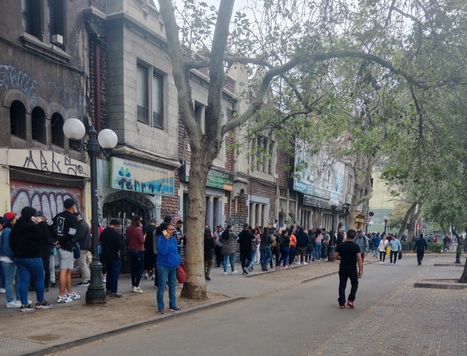 Masivamente votan en Chile