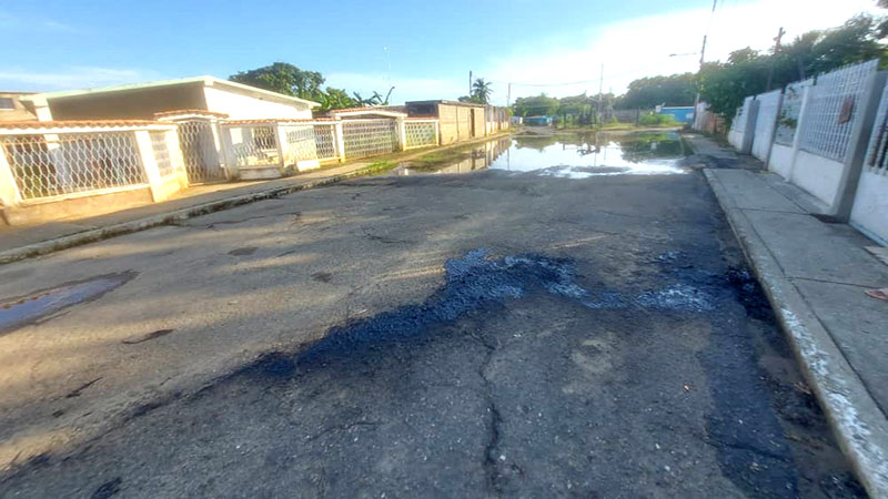 Calles del sector R5 de Cabimas se inundan de petróleo