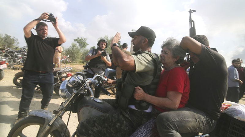 El grupo palestino Hamas amenazó el lunes con matar a rehenes si el ejército israelí llevaba a cabo ataques aéreos sin previo aviso contra residentes de la Franja de Gaza.