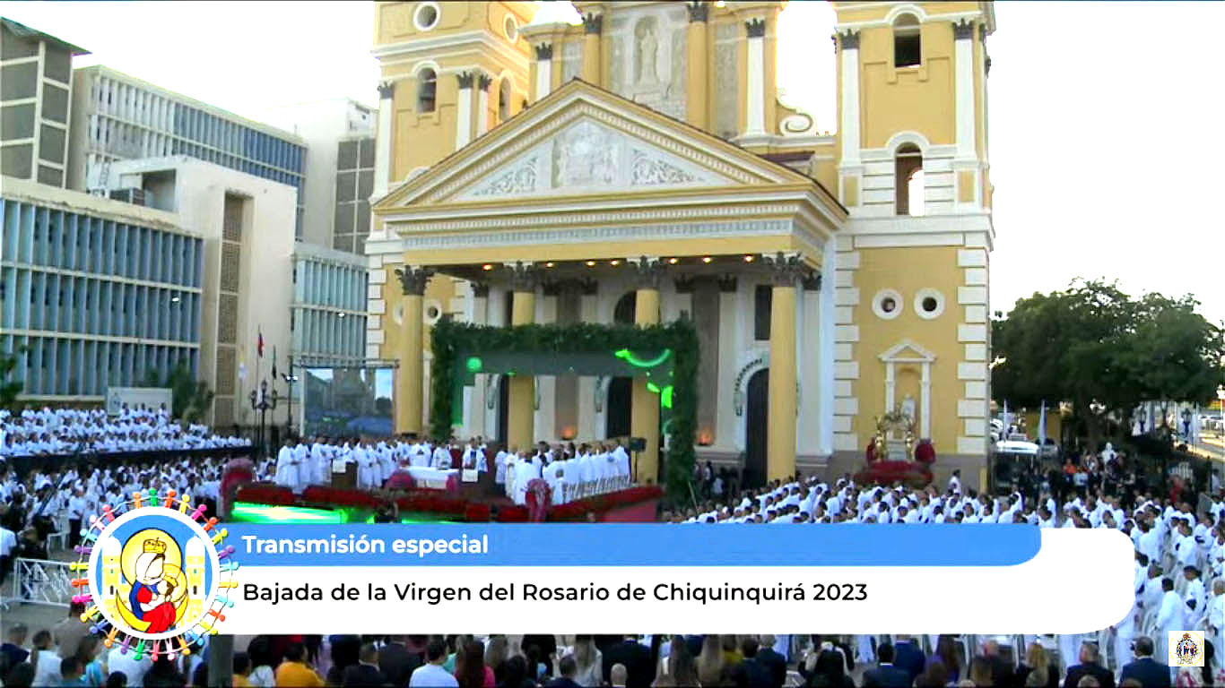 Ante una plazoleta que resplandece de amor y esperanza, colmada de los fieles devotos de La Chinita, el Arzobispo Metropolitano de Mérida, monseñor Helizandro Terán, oficia la Santa Eucaristía por la Bajada de la sagrada imagen desde su altar, para dar inicio a las fiestas patronales 2023, en honor a la Virgen de Chiquinquirá.