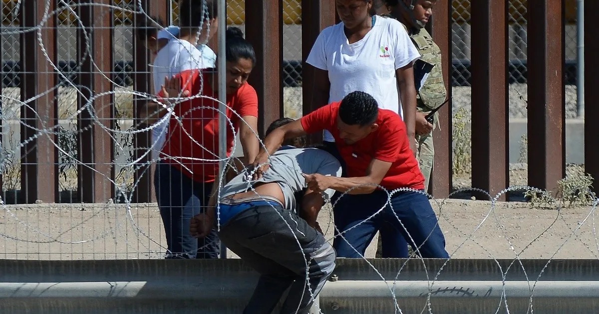 Más de 50 migrantes desesperados entraron a la fuerza a Estados Unidos