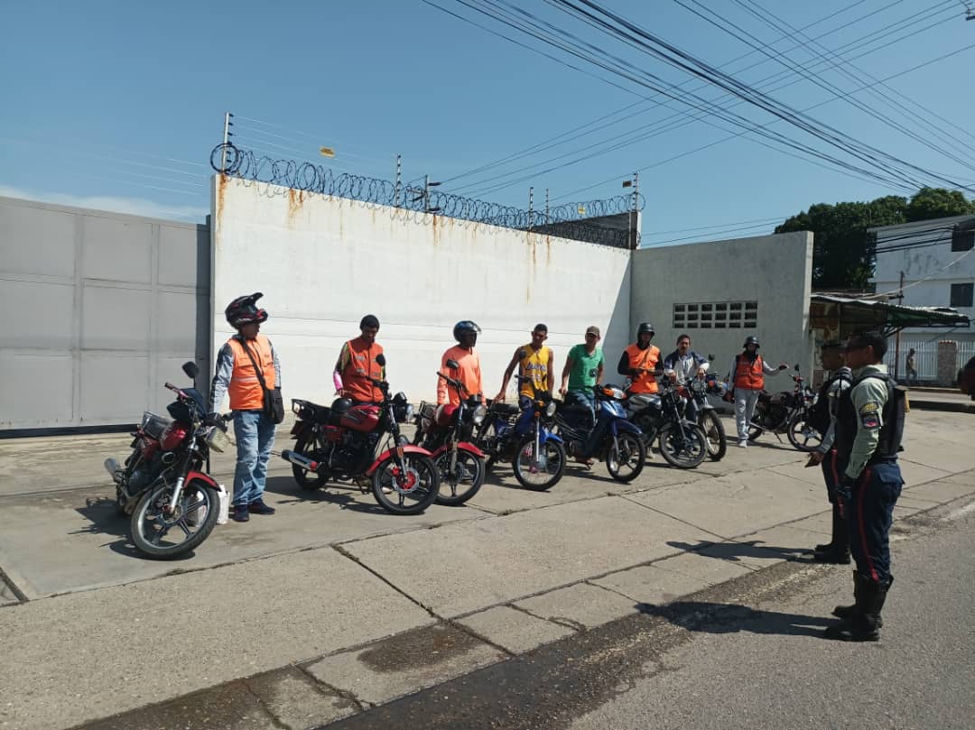 PoliLagunillas realiza inspección vehicular en la carretera avenida 34 1