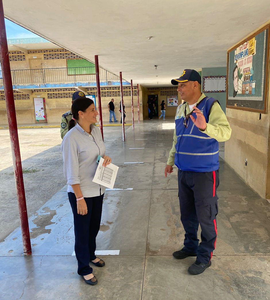 Roban 2 aires acondicionados de la U.E Bonpland 