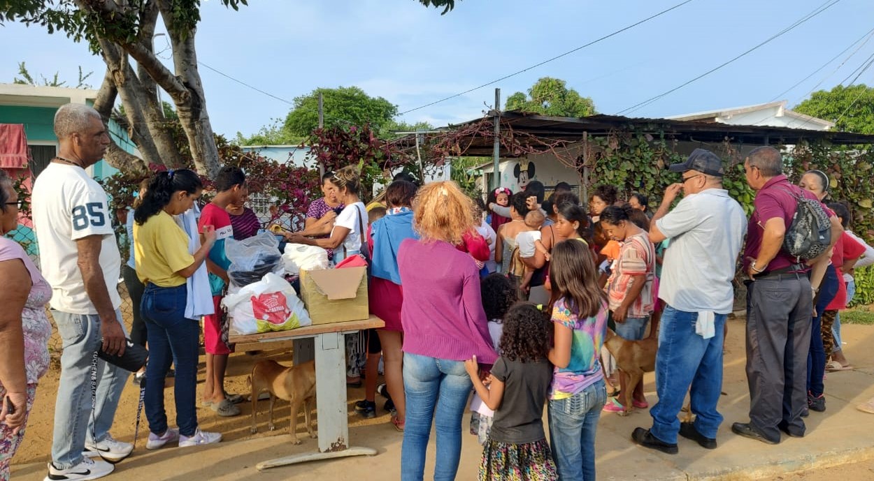 donaciones escolares en la cancha de Los Laureles 