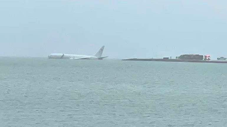 Avión militar estadounidense se sale de la pista