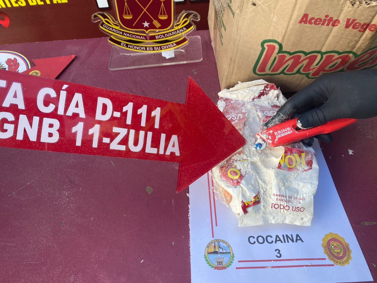 Droga en una caja de víveres