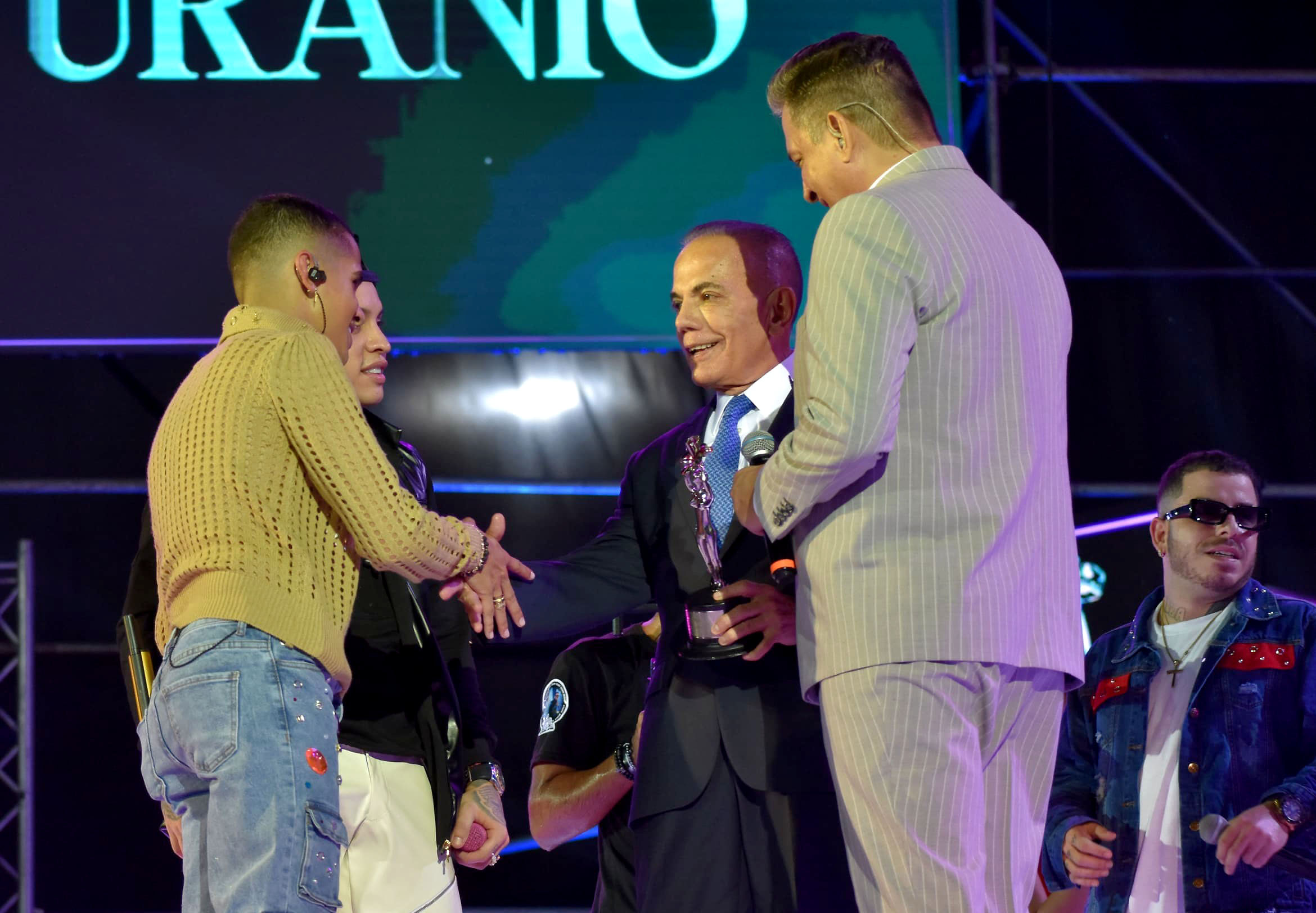 Gobernador Rosales entregó la Orquídea de Uranio a Gio & Gabo