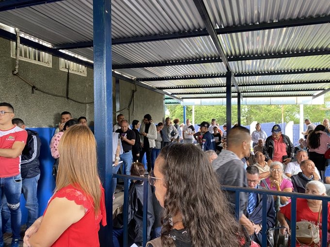 Largas colas y confusión en oficinas del Saime por la cedulación exprés