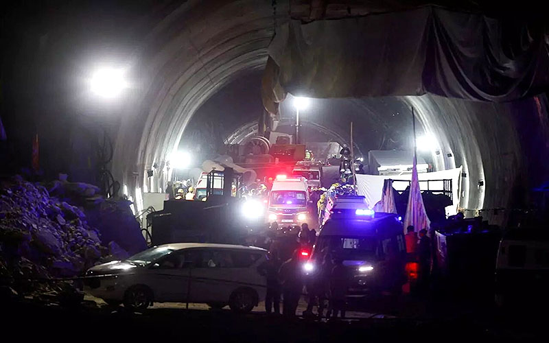 Rescatan a los 41 trabajadores atrapados en túnel de la India