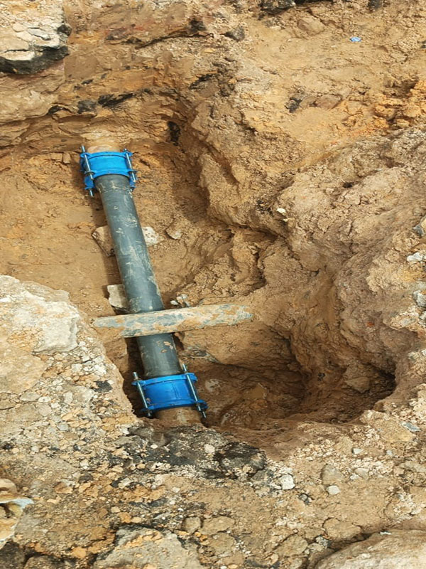 Sustituyen 168 Mts de aducción en carretera Lara Zulia