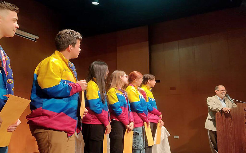 URU otorga Becas a los Campeones del Mundo en Robótica