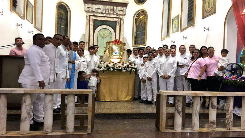 50 niños cantaron serenata gaitera a la Virgen del Rosario