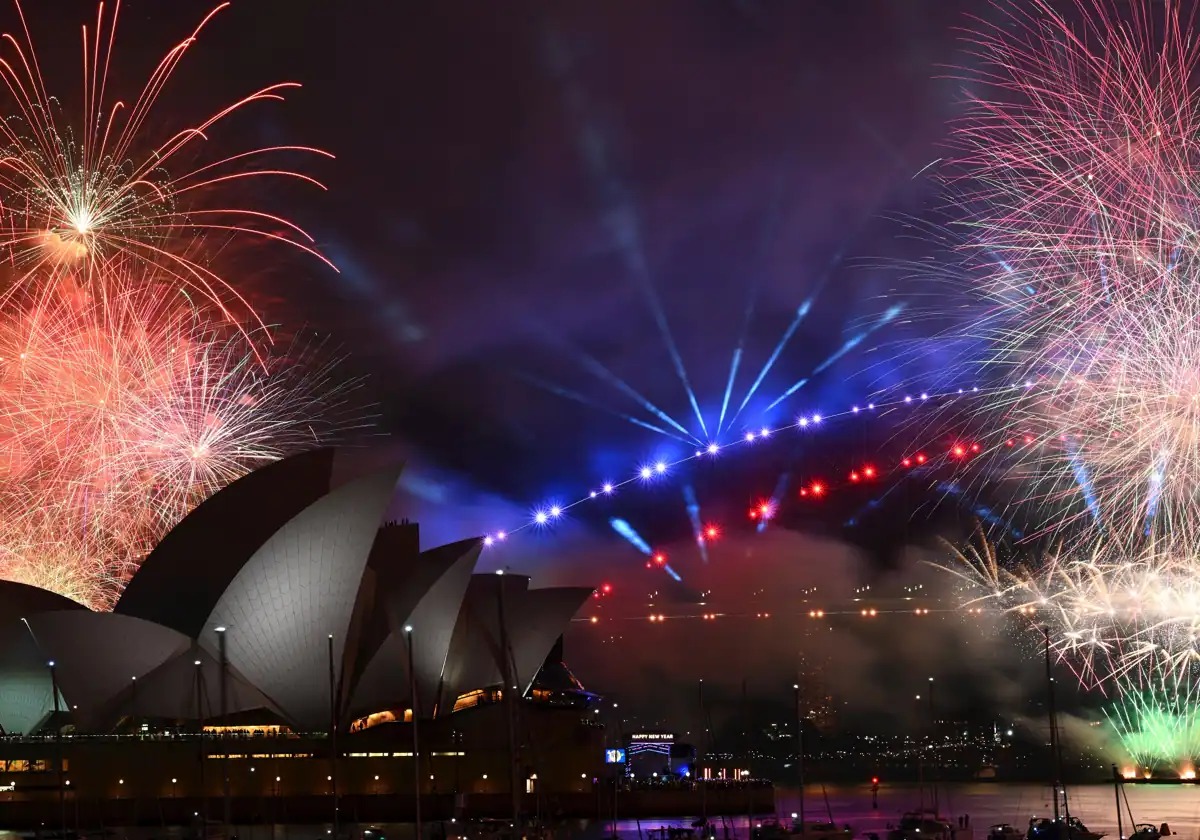 El 2024 ya es una realidad en gran parte del mundo. Con abrazos, fiestas multitudinarias y espectáculos pirotécnicos, los ciudadanos de Oceanía y Asía ya están inmersos en el nuevo año. Y en unas horas lo comenzarán a hacer en Europa.
