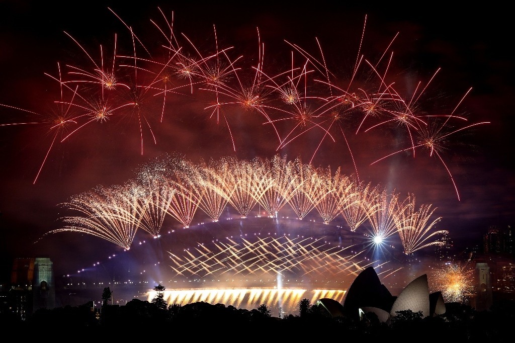 El 2024 ya es una realidad en gran parte del mundo. Con abrazos, fiestas multitudinarias y espectáculos pirotécnicos, los ciudadanos de Oceanía y Asía ya están inmersos en el nuevo año. Y en unas horas lo comenzarán a hacer en Europa.