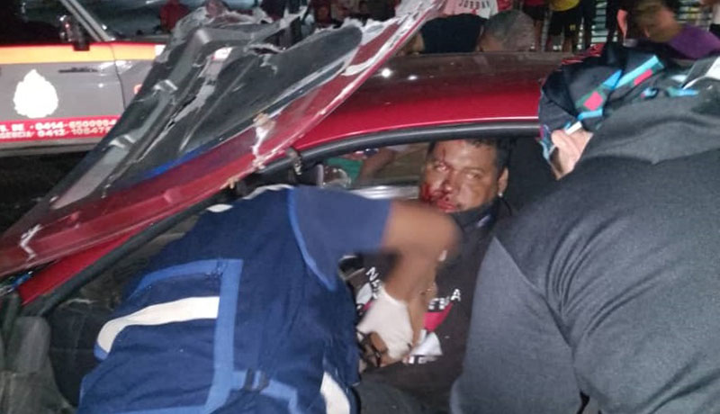 El choque en la Av. Alonso de Ojeda del municipio Lagunillas de la Costa Oriental del Lago, ocurrido a las 9:50 de la noche del domingo, quedó captado en una cámara de seguridad.