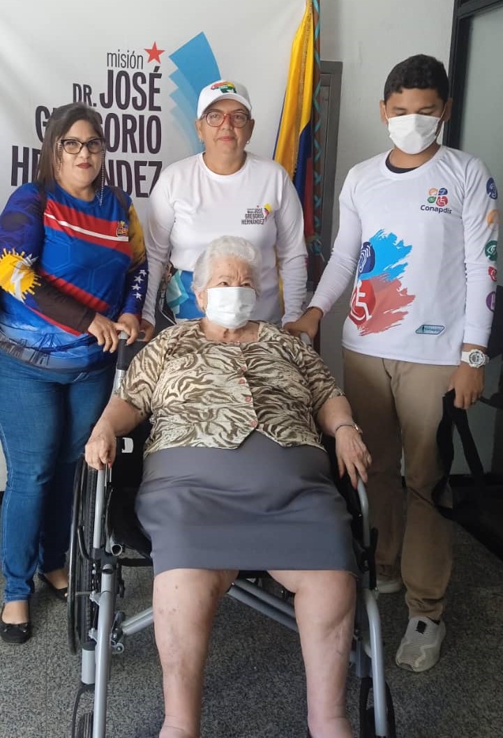 Erminda Fernández recibió una silla de ruedas