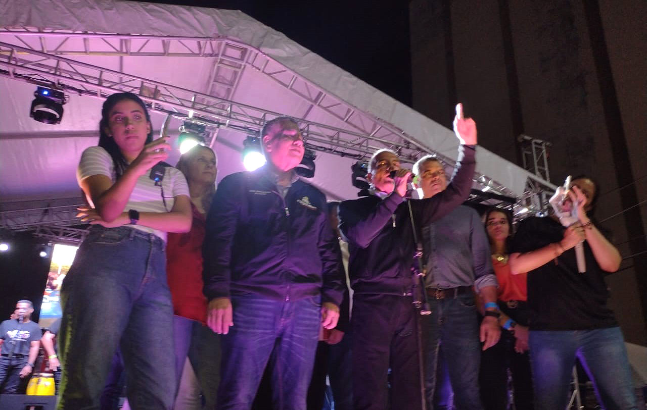 Lagunillas se viste de Navidad y una multitud celebra a lo grande