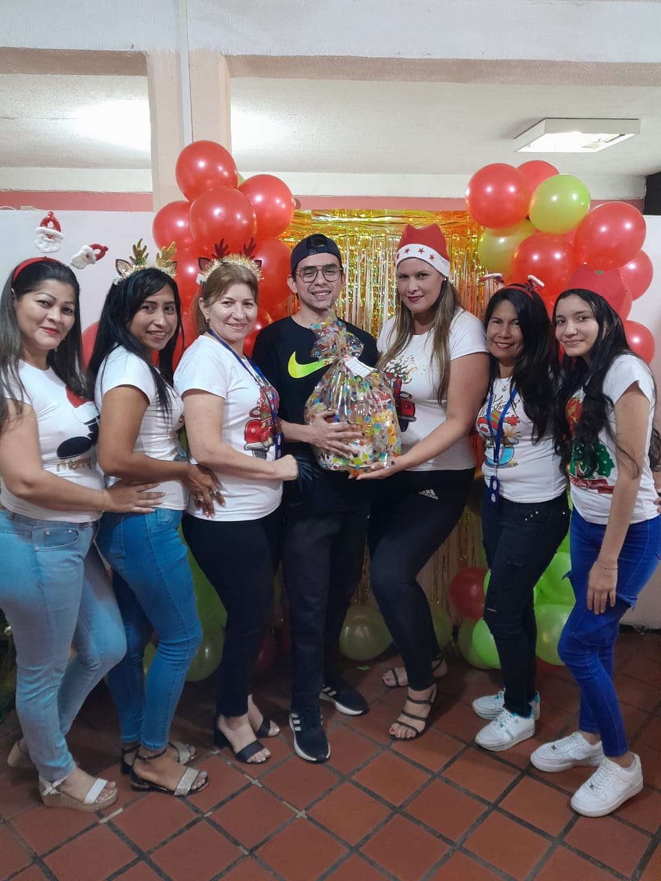 Este viernes 15 de diciembre la empresa municipal del gas (EMUGAS), desde sus oficinas ubicadas en el CC. La Fuente realizó el sorteo navideño de dos combos hallaqueros como muestra de gratitud y estimulo a los usuarios del servicio de gas doméstico en Cabimas, quienes se han mantenido al día con el pago puntual.