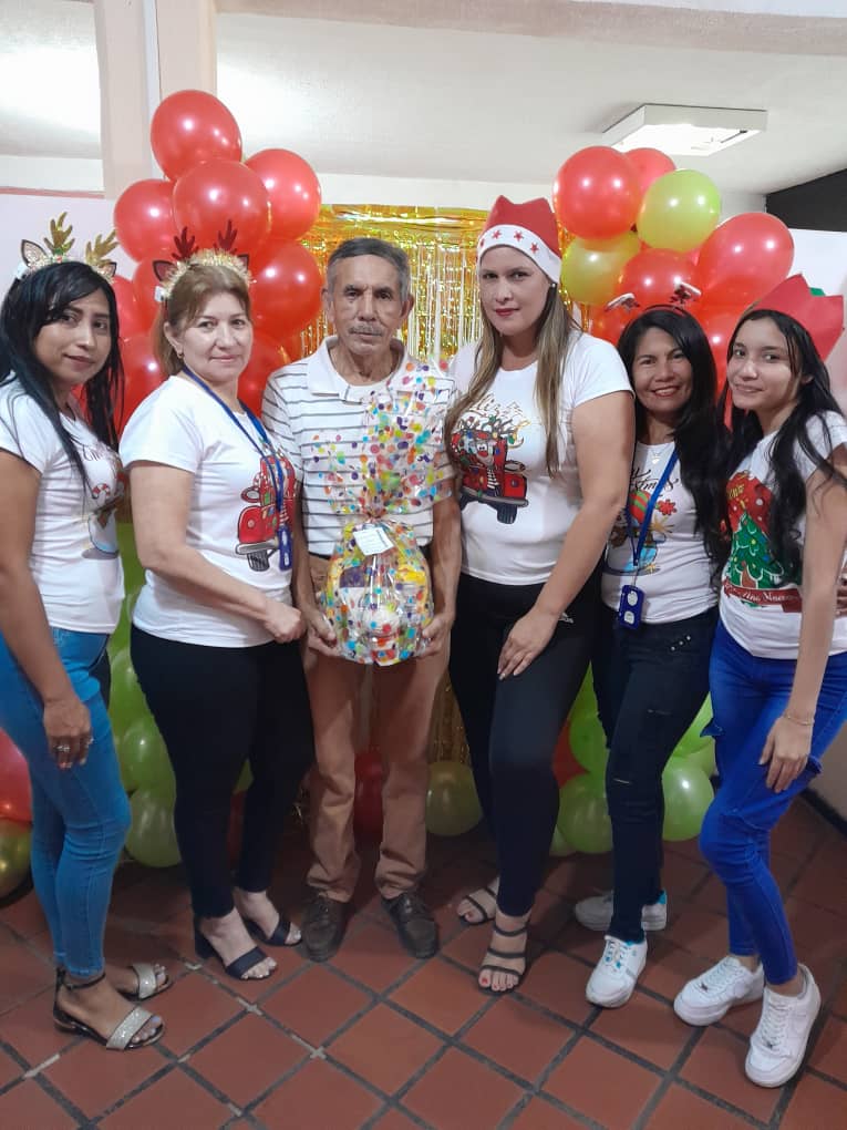 Este viernes 15 de diciembre la empresa municipal del gas (EMUGAS), desde sus oficinas ubicadas en el CC. La Fuente realizó el sorteo navideño de dos combos hallaqueros como muestra de gratitud y estimulo a los usuarios del servicio de gas doméstico en Cabimas, quienes se han mantenido al día con el pago puntual.