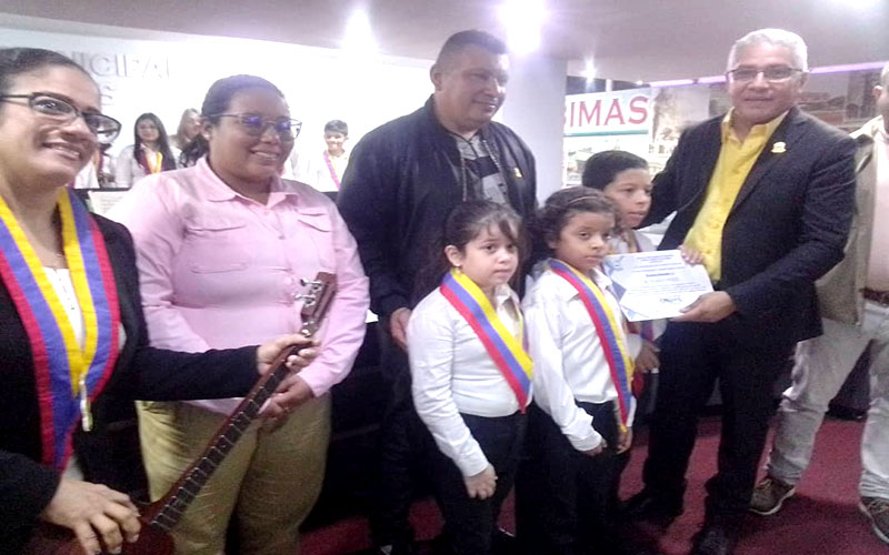 En sesión especial de Cabimas honran a estudiantes universitarios